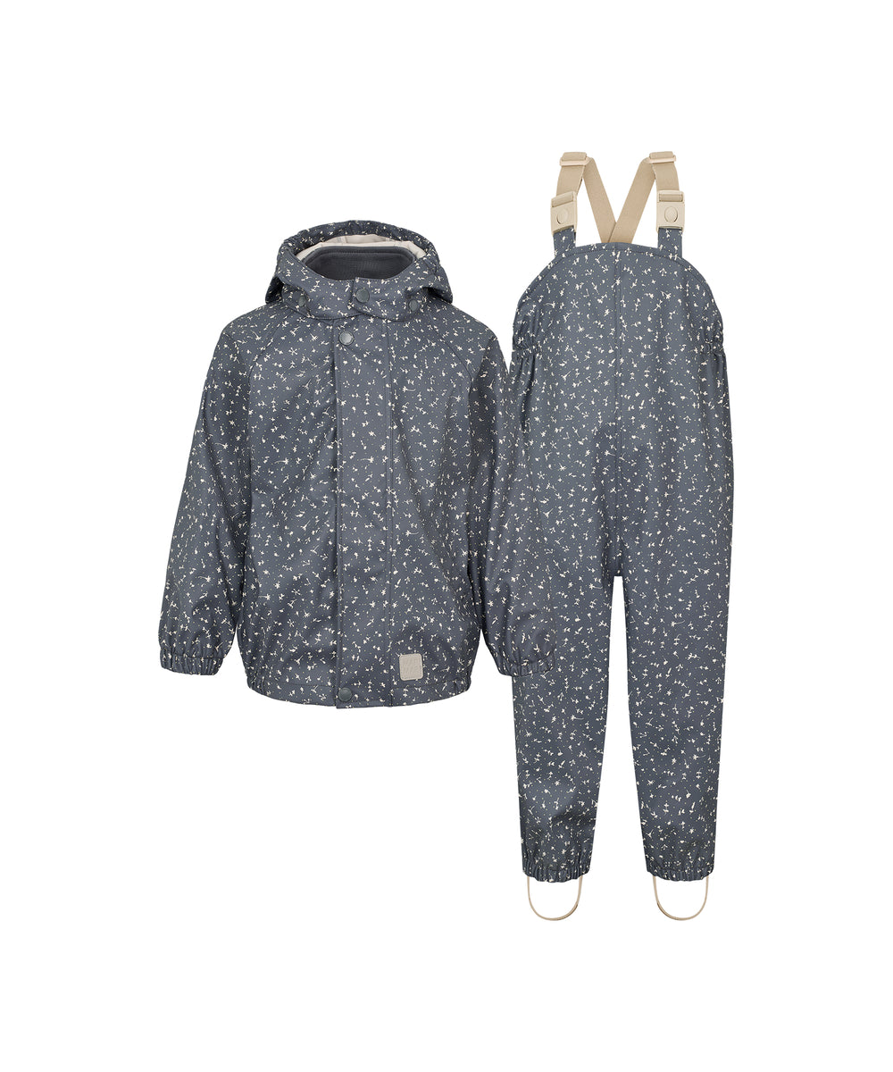 mørkeblåt regnsæt til børn med print, hætte og seler i bukserne