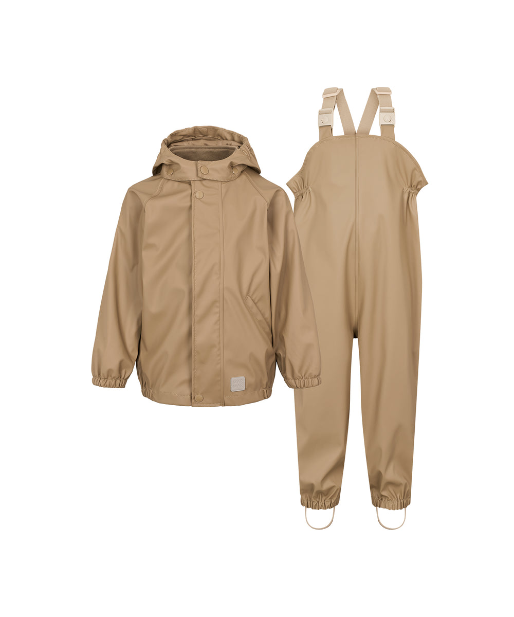 beige regnsæt til børn med hættejakke og selebukser med fodstropper