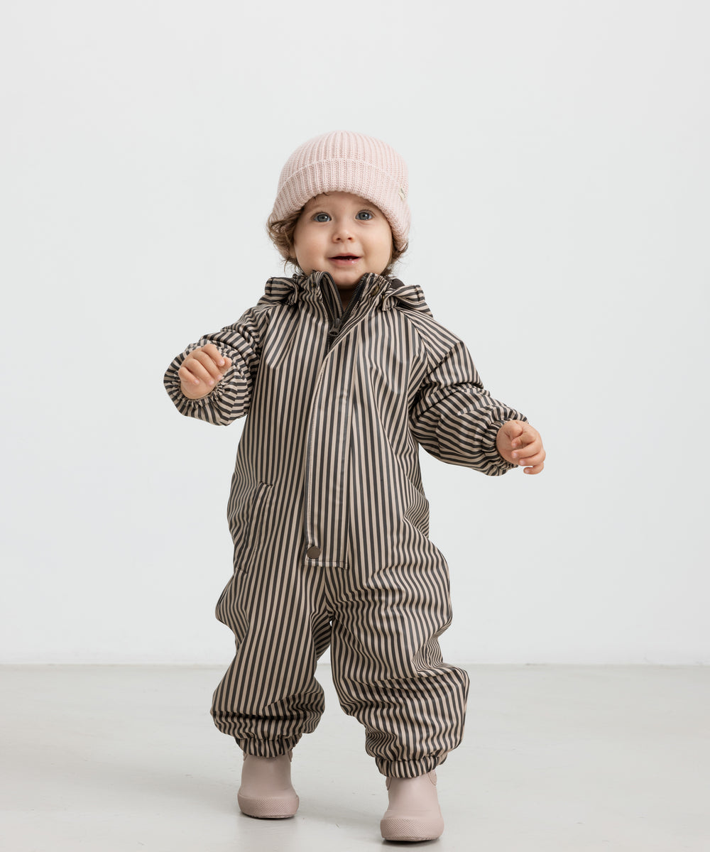Lille børn i Brun og hvid striped regndragt  med hætte og elastikstropper