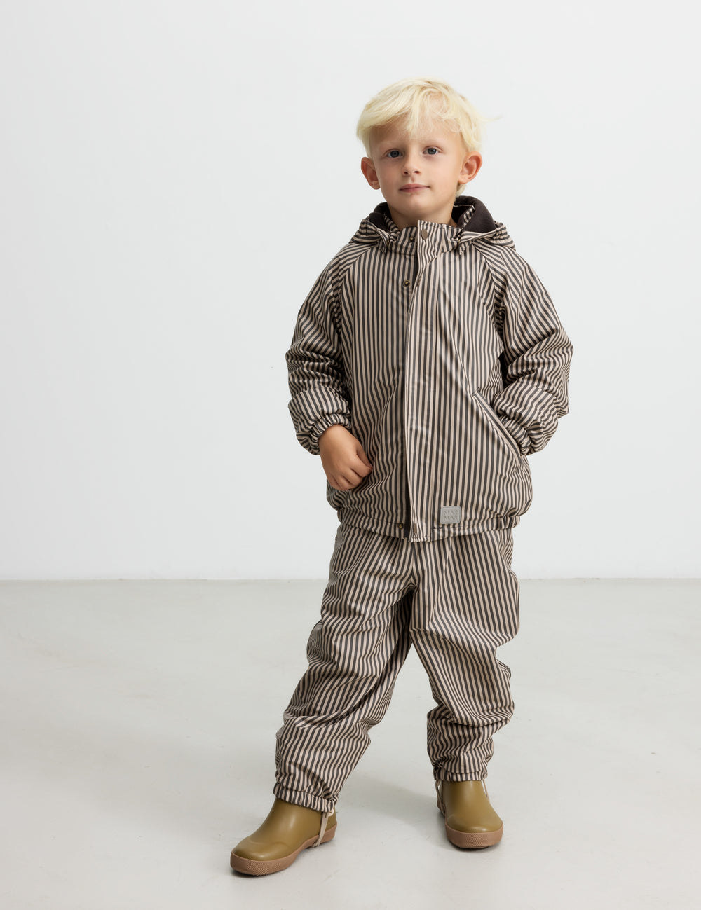 Børn iført brunt stribet regnsæt med hætte