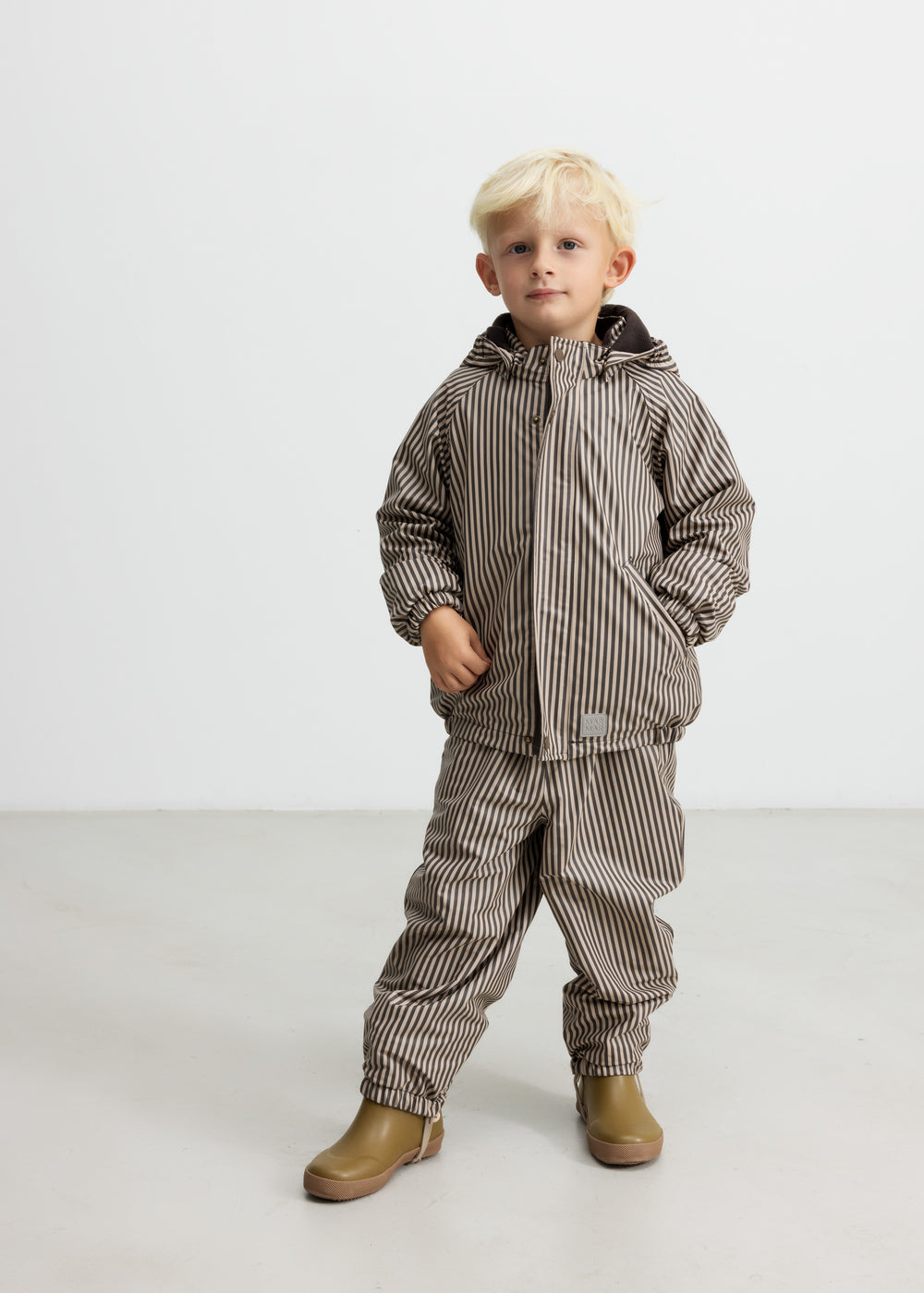 Børn iført brunt stribet regnsæt med hætte
