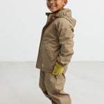 Børn iført beige regnjakke og bukser