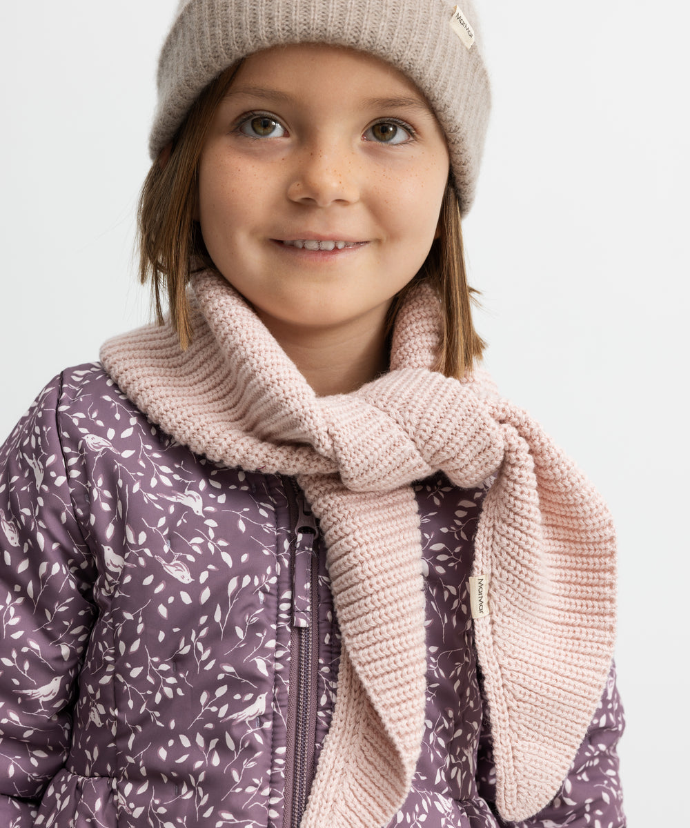 Barn iført lyserødt halstørklæde og hue