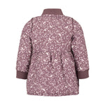 Bagside af støvlilla termojakke med bladmønster og rynk i taljen