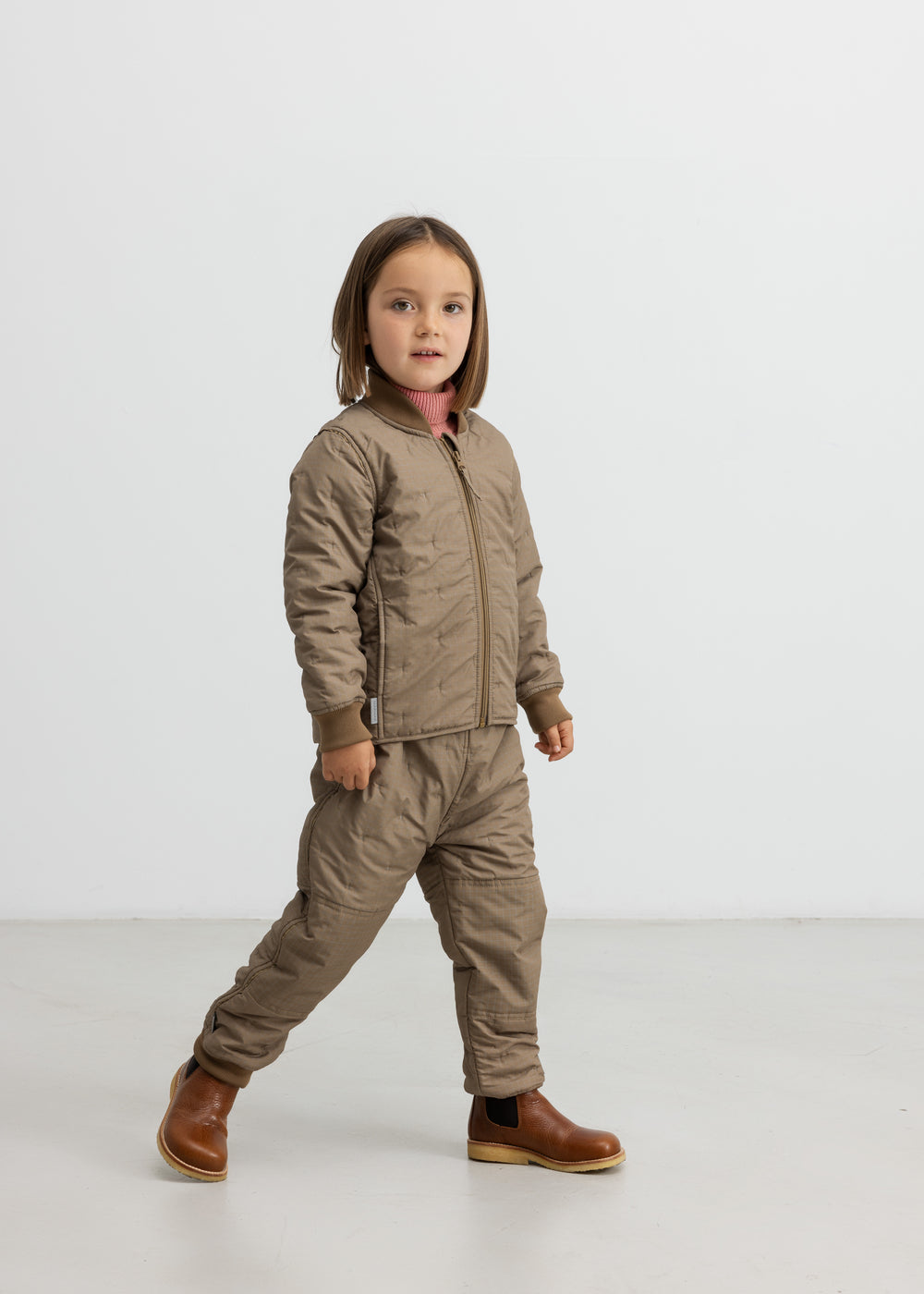 Barn iført ternet termojakke og matchende termobukser