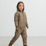 Barn iført ternet termojakke og matchende termobukser