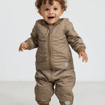 Lille barn i brunternet termotøj