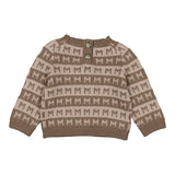 brun babystrik med M-mønster og rund hals