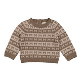 brun babystrik med M-mønster og rund hals