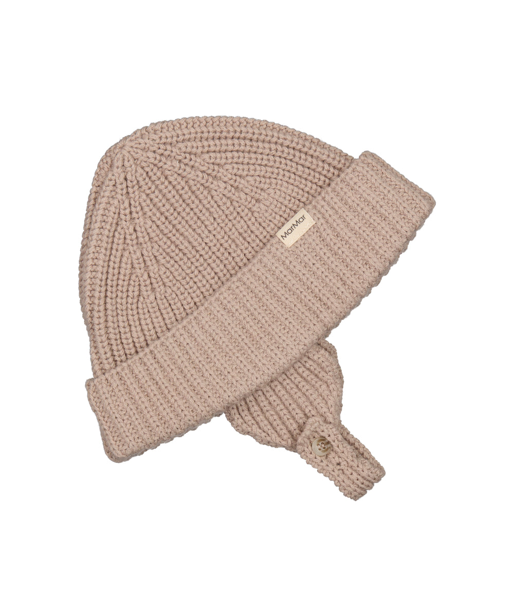beige, strikket babyhue med opsmøg og hagerem