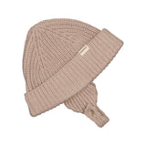 beige, strikket babyhue med opsmøg og hagerem