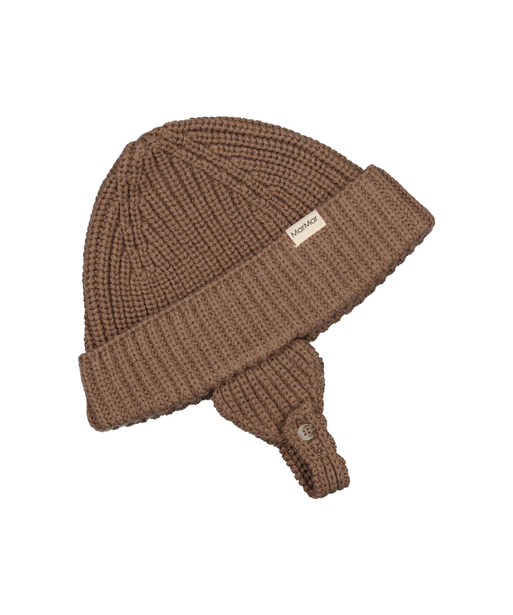 Brun strikket babyhue med opsmøg og hagerem