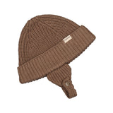 Brun strikket babyhue med opsmøg og hagerem