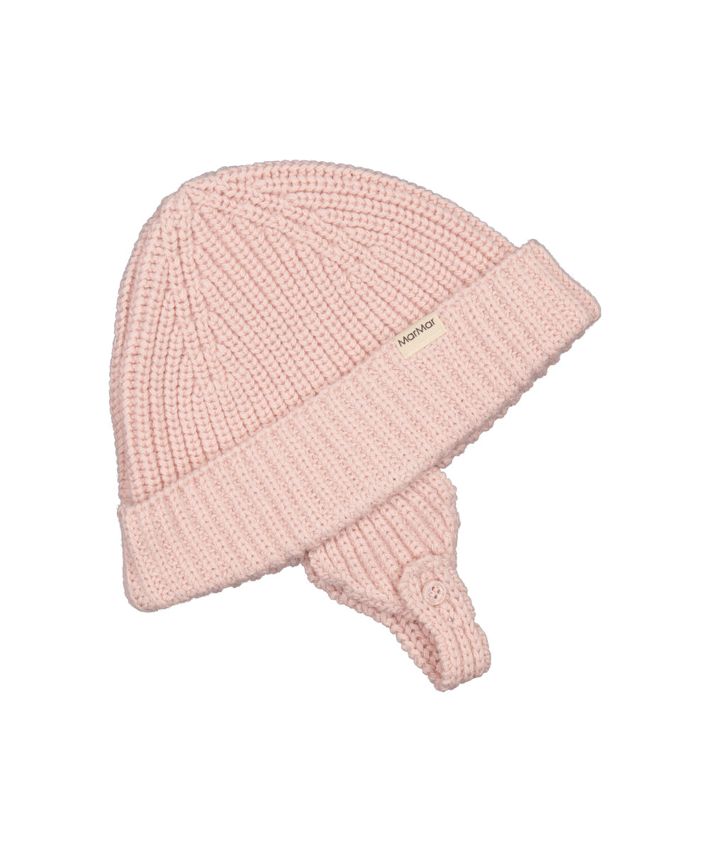 lyserød, strikket babyhue med opsmøg og hagerem