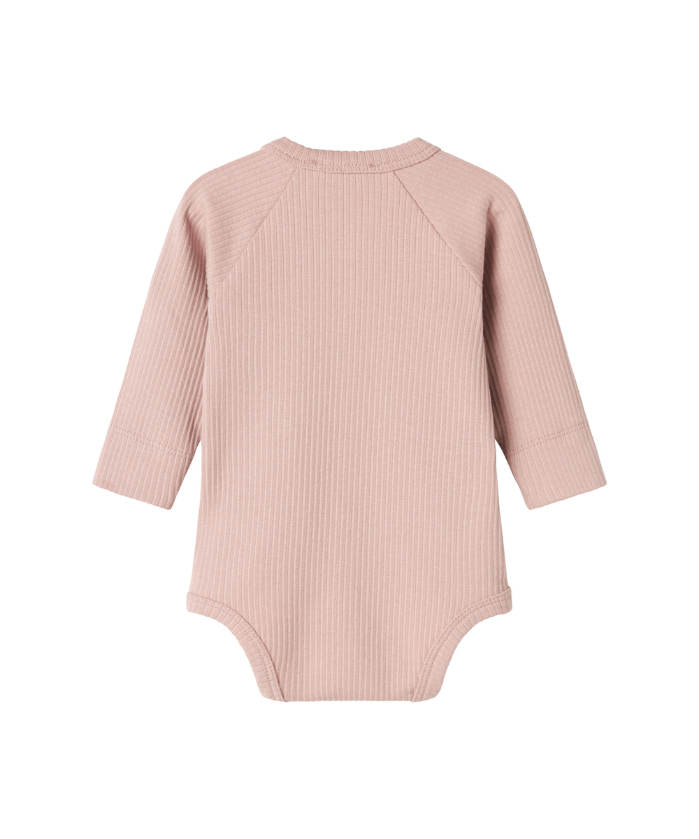 Lyserød ribstrikket babybody med knapper foran
