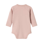 Lyserød ribstrikket babybody med knapper foran