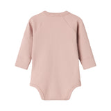 Lyserød ribstrikket babybody med knapper foran