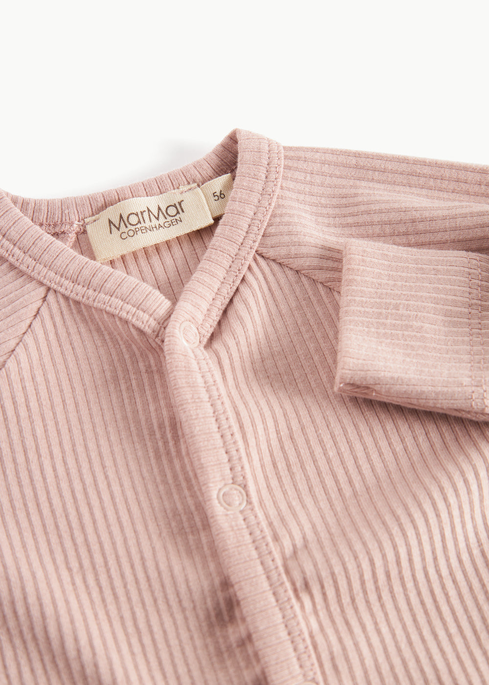 Lyserød ribstrikket babybody med knapper foran