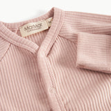 Lyserød ribstrikket babybody med knapper foran