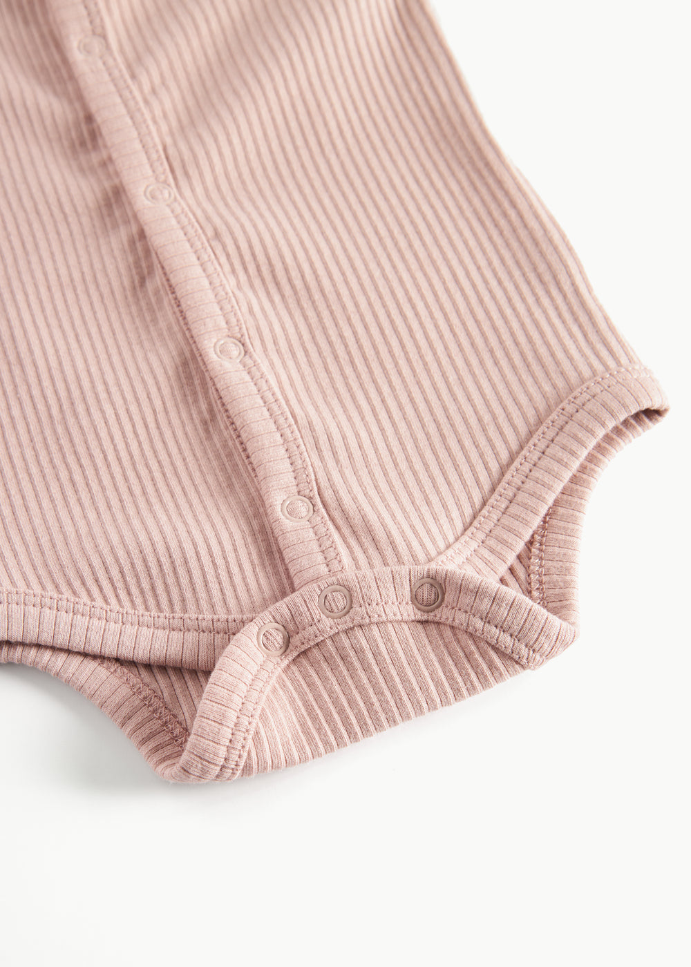 Lyserød ribstrikket babybody med knapper foran