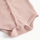 Lyserød ribstrikket babybody med knapper foran