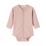 Lyserød ribstrikket babybody med knapper foran