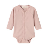 Lyserød ribstrikket babybody med knapper foran