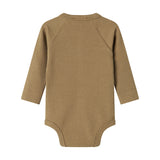 Brun ribstrikket babybody med knapper foran