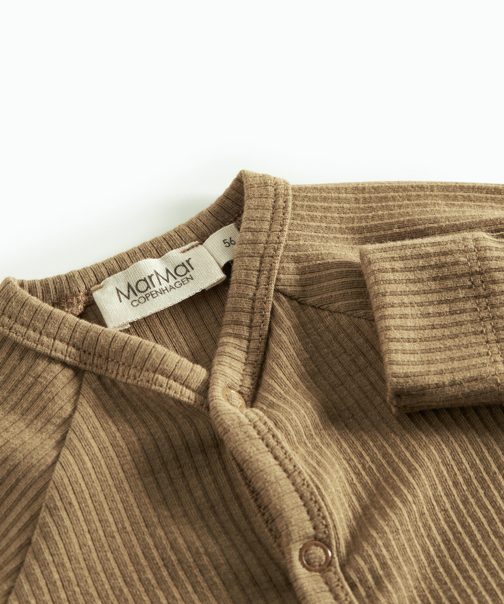 Brun ribstrikket babybody med knapper foran