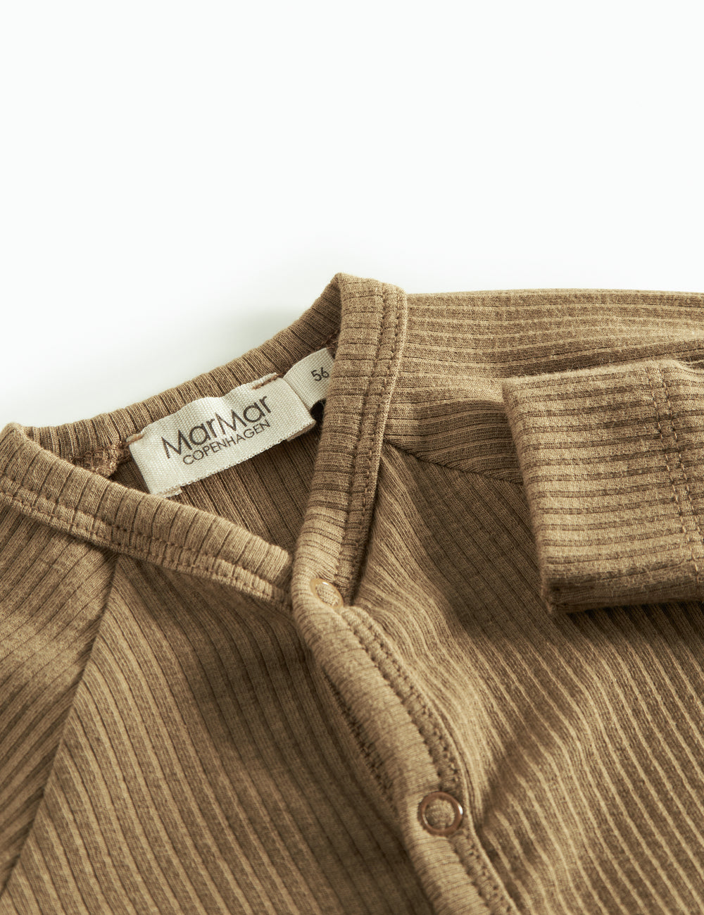 Brun strikket babybody med knapper foran