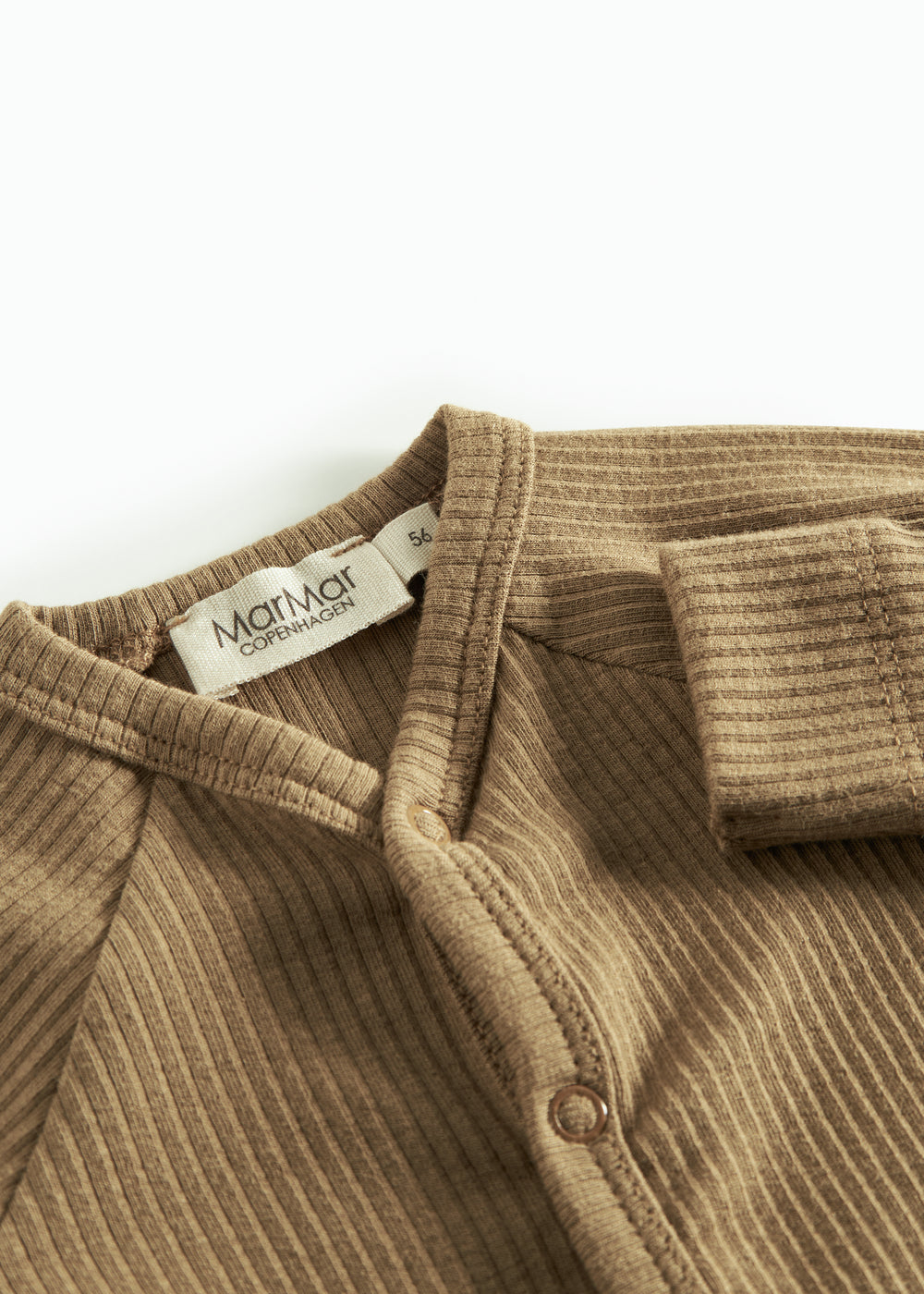 Brun ribstrikket babybody med knapper foran