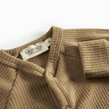 Brun ribstrikket babybody med knapper foran