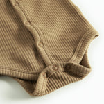 Brun ribstrikket babybody med knapper foran