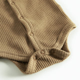 Brun ribstrikket babybody med knapper foran