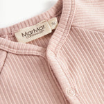Lyserød ribstrikket cardigan til børn med knapper foran