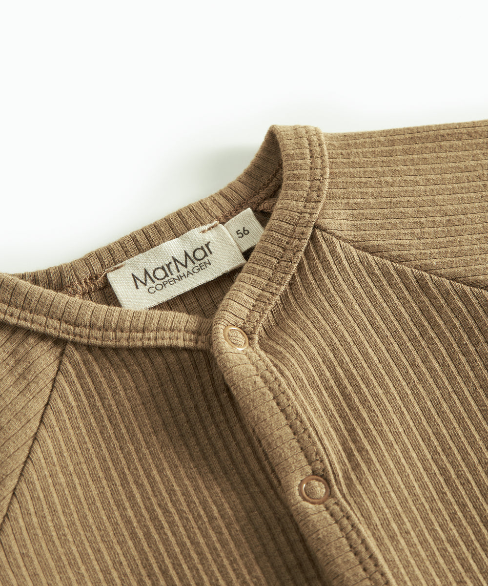 Brun ribstrikket cardigan til børn med knapper foran