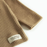 Brun ribstrikket cardigan til børn med knapper foran