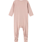 ribbstrikket lyserød heldragt til baby i blødt materiale med lange ærmer, lange ben, tryknapper og futter