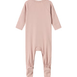 ribbstrikket lyserød heldragt til baby i blødt materiale med lange ærmer, lange ben, tryknapper og futter