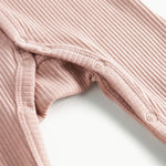 ribbstrikket lyserød heldragt til baby i blødt materiale med lange ærmer, lange ben, tryknapper og futter