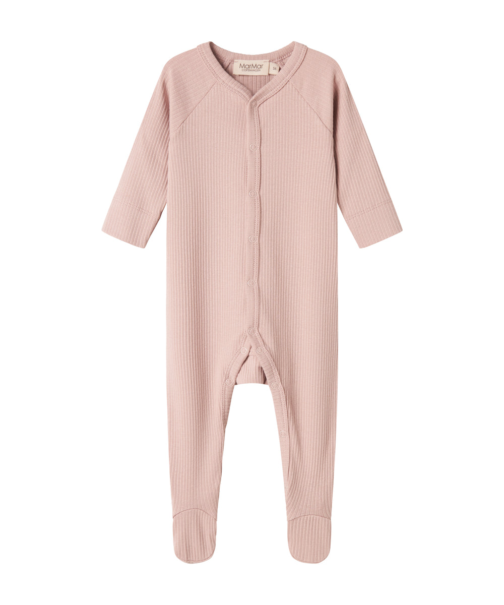 ribbstrikket lyserød heldragt til baby i blødt materiale med lange ærmer, lange ben, tryknapper og futter