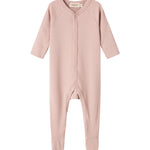 ribbstrikket lyserød heldragt til baby i blødt materiale med lange ærmer, lange ben, tryknapper og futter