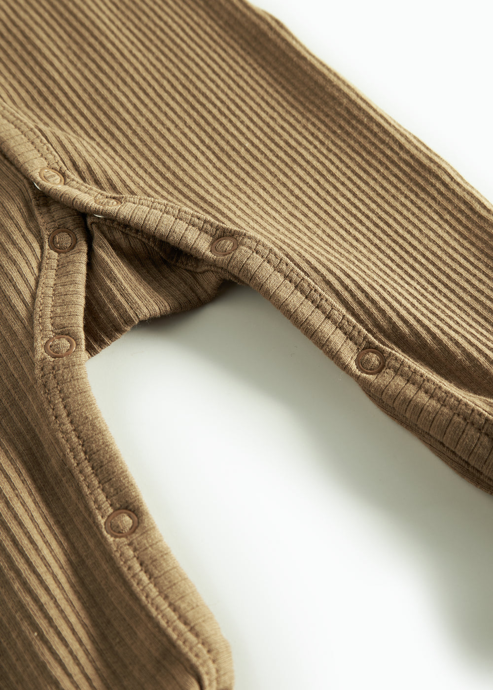 Ribbstrikket brun heldragt til baby i blødt materiale med lange ærmer, lange ben, tryknapper og futter