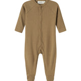 Ribbstrikket brun heldragt til baby i blødt materiale med lange ærmer, lange ben, tryknapper og futter
