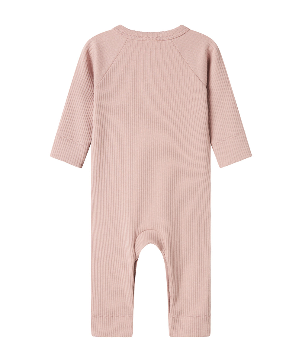 Ribbstrikket lyserød heldragt til baby i blødt materiale med lange ærmer og lange ben og tryknapper