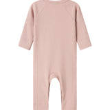 Ribbstrikket lyserød heldragt til baby i blødt materiale med lange ærmer og lange ben og tryknapper