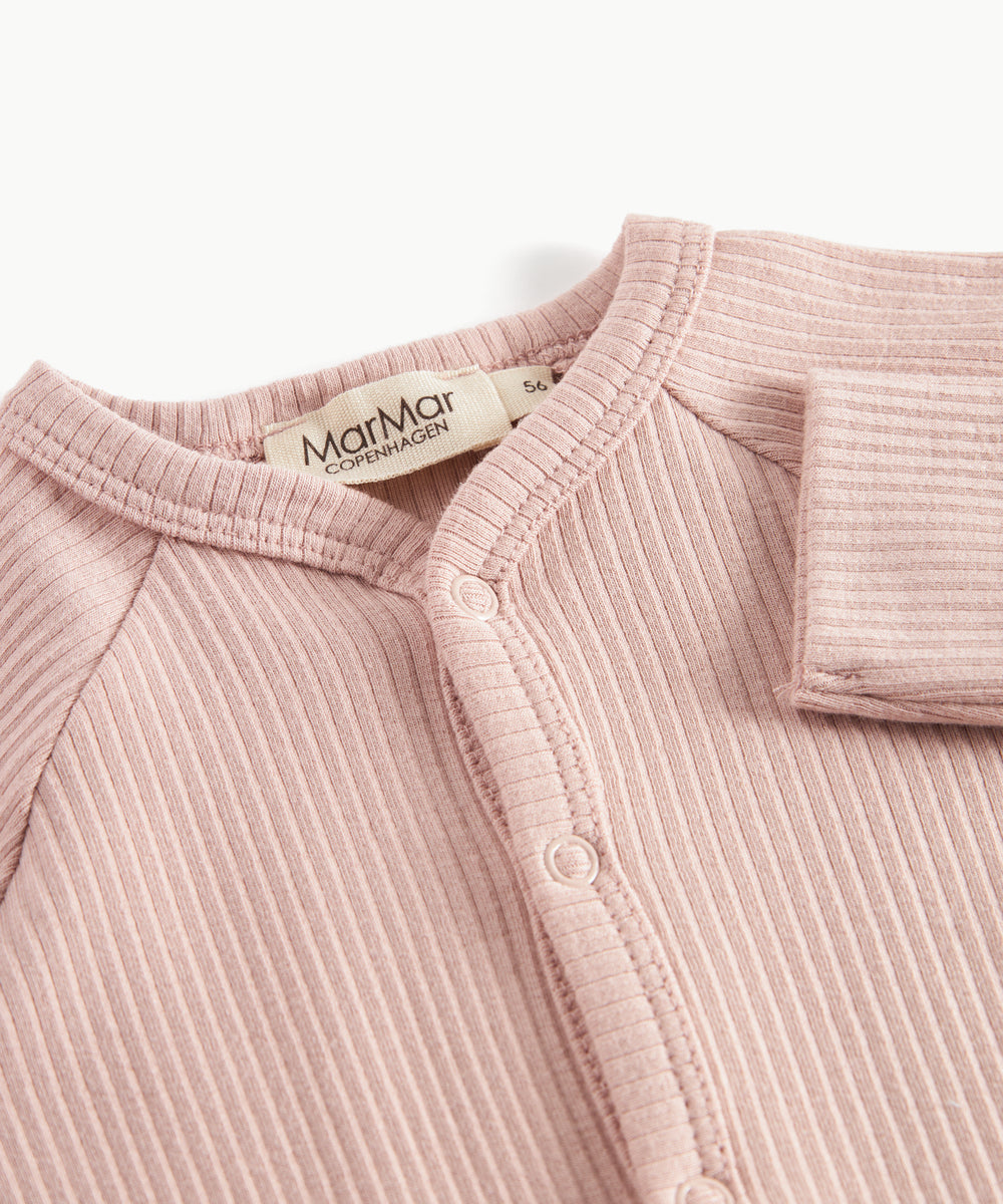 Ribbstrikket lyserød heldragt til baby i blødt materiale med lange ærmer og lange ben og tryknapper