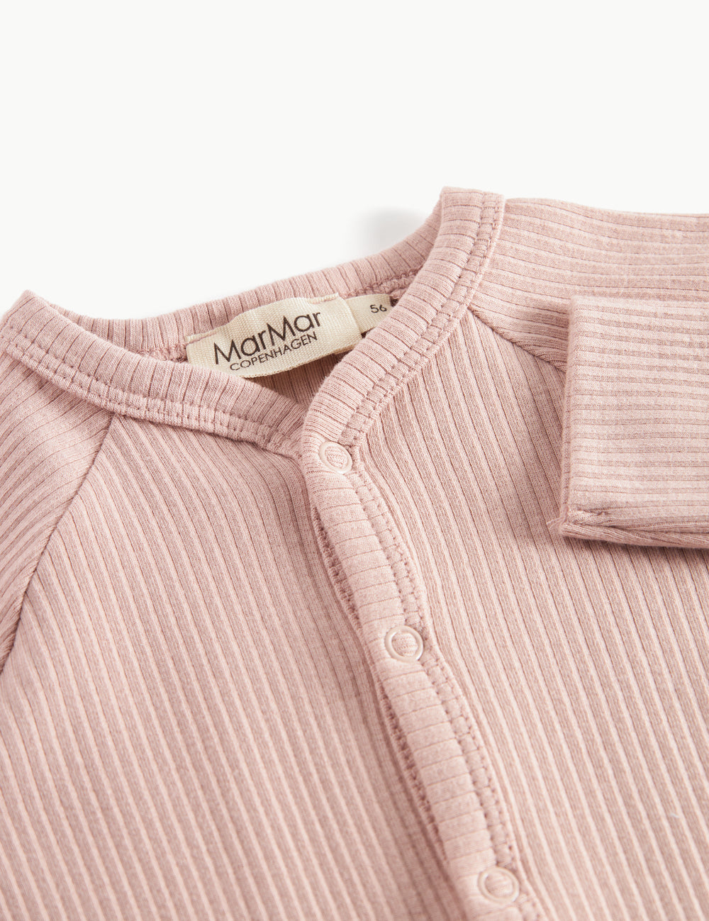 Ribbstrikket lyserød heldragt til baby i blødt materiale med lange ærmer og lange ben og tryknapper