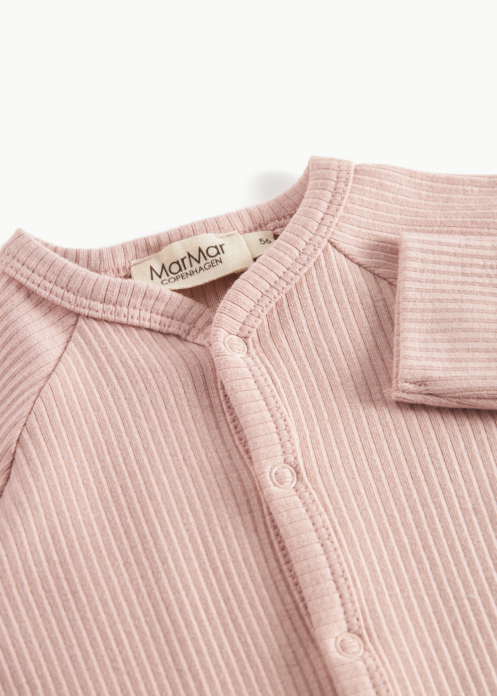 Ribbstrikket lyserød heldragt til baby i blødt materiale med lange ærmer og lange ben og tryknapper