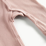 Ribbstrikket lyserød heldragt til baby i blødt materiale med lange ærmer og lange ben og tryknapper